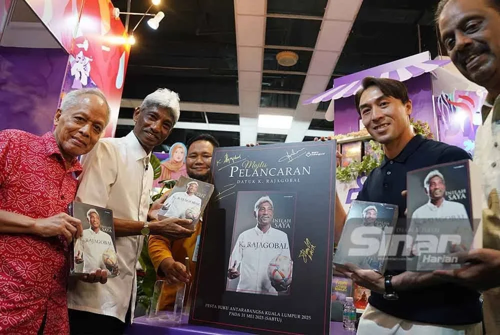 Rajagobal (dua dari kiri) bersama Penasihat Bersama Kumpulan Media Karangkraf, Datuk Muhammad Nasir Hamzah (kiri), Bekas Penjaga Gol Kebangsaan, Khairul Fahmi Che Mat (dua dari kanan) dan Timbalan Presiden FAM, Datuk Sivasundram (kanan) melancarkan buku yang bertajuk Inilah Saya K. Rajagobal di reruai jualan Kumpulan Karangkraf di Pesta Buku Antarabangsa Kuala Lumpur 2025 pada Sabtu. - FOTO: SINAR HARIAN/ ROSLI TALIB