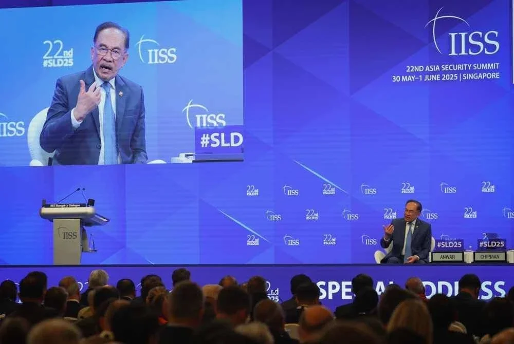 Anwar semasa sesi soal jawab selepas menyampaikan ucapan khas sempena Dialog Shangri-La ke-22 tahun 2025 yang diadakan di sebuah hotel di Singapura. Foto Bernama