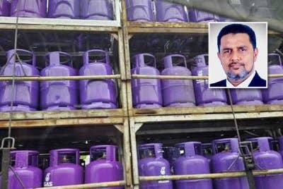 Rata-rata peniaga bimbang arahan penggunaan gas LPG komersial atau tong gas ungu akan membebankan kos operasi terutama dalam kalangan peniaga mikro yang sebahagian besarnya terdiri daripada golongan B40 dan M40. - Gambar hiasan (Gambar kecil: Jawahar Ali)