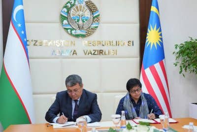Azalina ketika memeterai Memorandum Persefahaman (MoU) antara beliau dengan Menteri Keadilan Uzbekistan Akbar Tashkulov semasa lawatan kerja rasminya ke Tashkent. Foto Facebook Azalina 