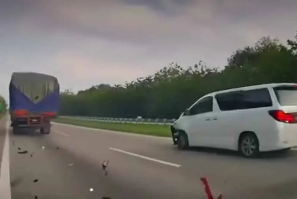 Tangkap layar video memaparkan MPV berkenaan setelah berlaku kemalangan di kilometer 144.9 Lebuhraya Utara-Selatan arah utara Isnin lalu.