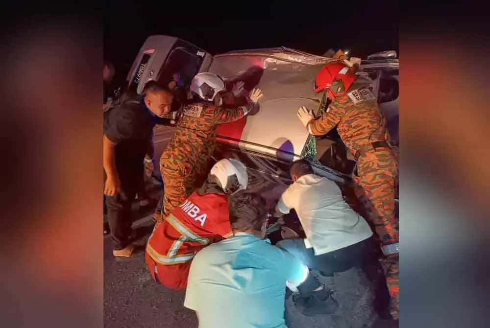 Anggota keselamatan mengeluarkan mangsa dari kenderaan yang terbabas dalam kemalangan di Jalan Tok Adis menghala ke Durian Burung, di Kuala Terengganu, awal pagi Ahad.