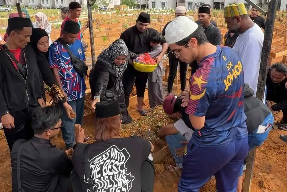 Keluarga dan rakan Mohamad Faris memberi penghormatan terakhir kepada arwah.