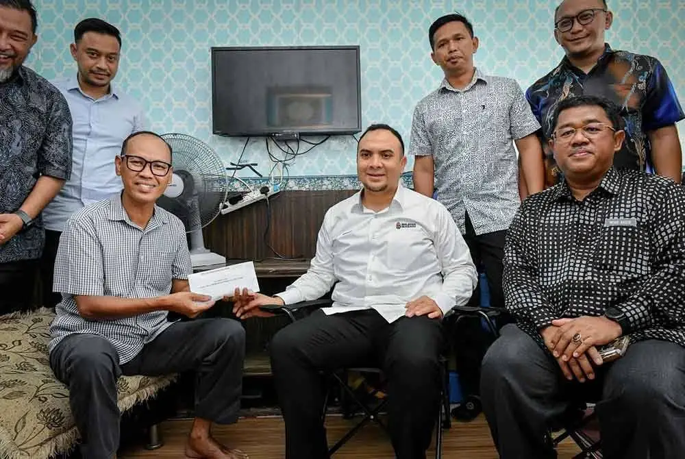 Sumbangan berkenaan disampaikan oleh Setiausaha Politik Perdana Menteri, Datuk Ahmad Farhan Fauzi sewaktu menziarahi Shafie di kediamannya.