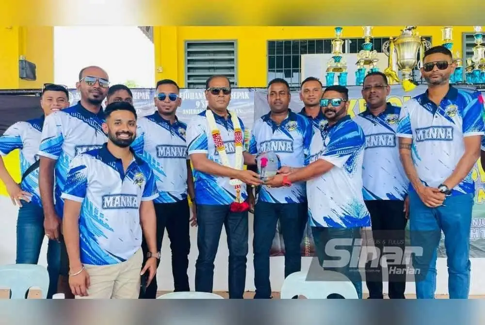 Saravanan (lima dari kiri) menerima plak cenderahati pada Kejohanan Bola Sepak 9 Sebelah anjuran Tapah Tamilan di Tapah pada Ahad.