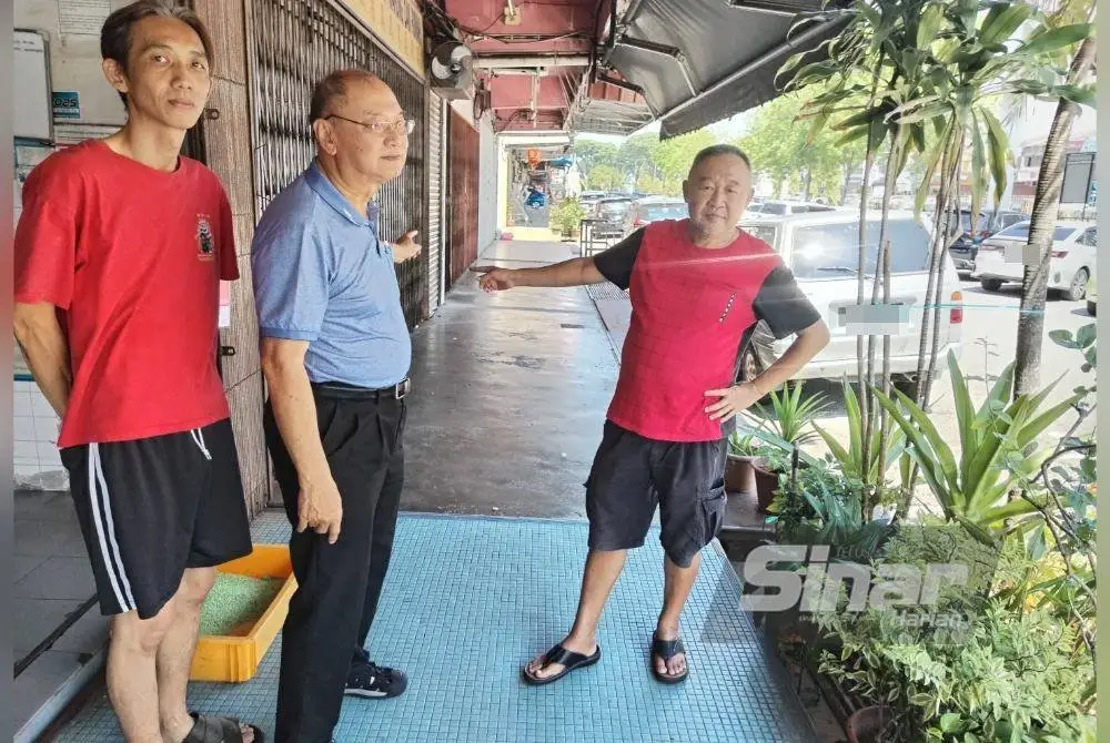 Peniaga bimbang perniagaan mereka terjejas berikutan masalah parkir.