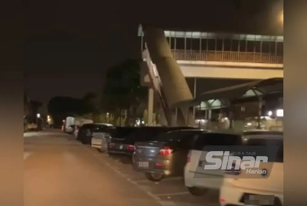 Lot parkir turut penuh pada waktu malam dengan kenderaan pekerja yang bekerja di Singapura.