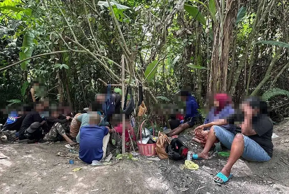 Polis Selangor gempur sarang dadah di Sungai Buloh, tahan 50 individu termasuk seorang wanita.