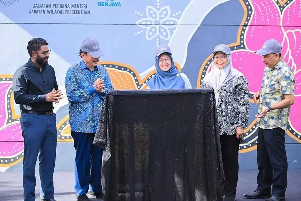 Zaliha (tengah) merasmikan Mural Batik Madani terbesar negara di Jalan Parlimen, Kuala Lumpur pada Ahad sambil disaksikan oleh Maimunah (dua dari kanan) dan Vincent (dua dari kiri). Foto: Facebook DBKL