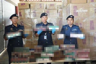 JKDM Kelantan merampas 1.72 juta barang rokok seludup termasuk keretek bernilai RM1.48 juta selepas menyerbu sebuah rumah di Kampung Babong, Kota Bharu pada 7 Mei lalu. Foto JKDM Kelantan