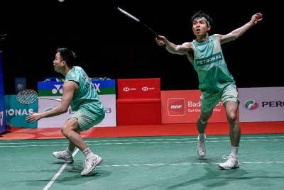 Wooi Yik (kanan) dan Aaron akan berdepan cabaran pasangan Korea Selatan dalam misi meraih gelaran Terbuka Singapura petang ini. Foto Agensi