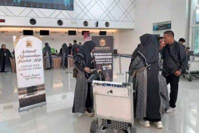 Jemaah Haji Furada di bawah agensi pelancongan Fatimah Zahra menunggu untuk berlepas dari Lapangan Terbang Ahmad Yani di Semarang pada Sabtu, 31 Mei 2025. Foto Beritasatu