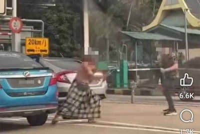 Video pergaduhan dua lelaki di hadapan Plaza Tol Bukit Tambun yang tular di laman sosial sejak Sabtu.