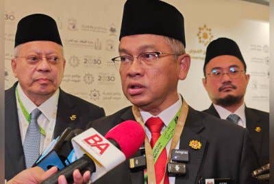 Mohd Na’im (tengah) ketika ditemui pemberita selepas program Grand Hajj Symposium di Ritz Carlton di Jeddah.