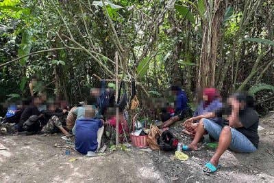 Polis Selangor gempur sarang dadah di Sungai Buloh, tahan 50 individu termasuk seorang wanita.