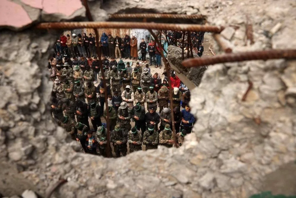 Pejuang Palestin Hamas, menunaikan solat Jumaat, pasukan mereka digeruni oleh rejim Zionis. Foto AFP