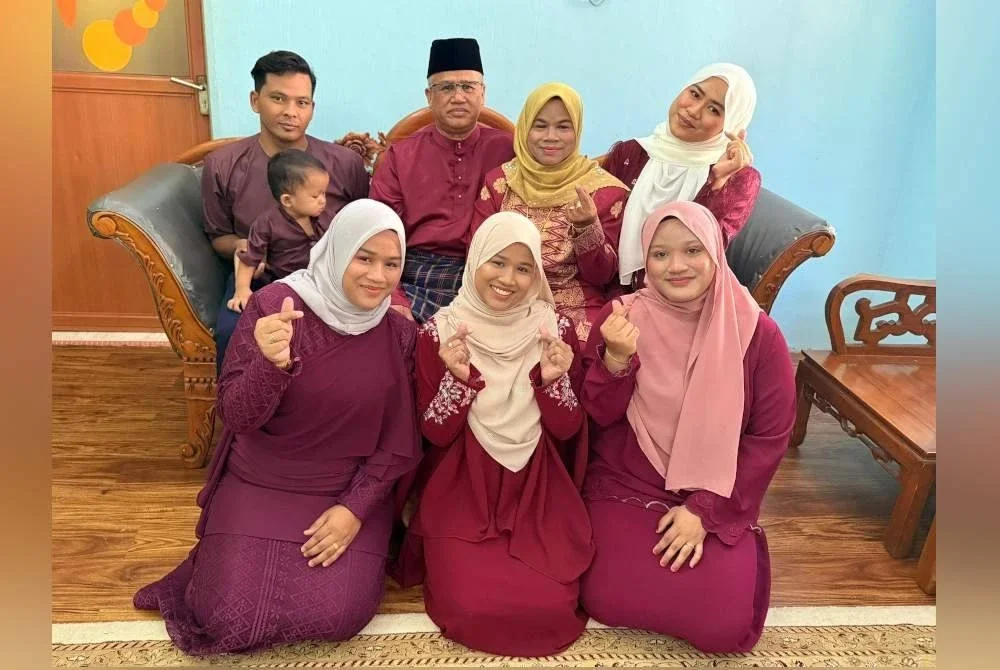 Nurul Atiqah Hanun (bawah, tengah) bersama keluarga.