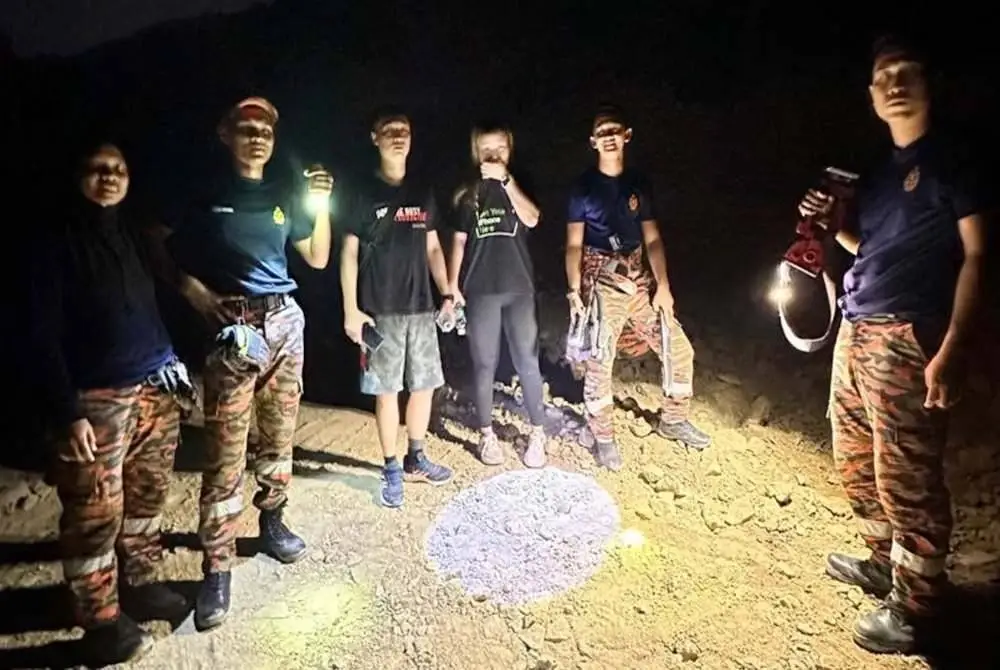 Pasukan penyelamat menemui kedua-dua pendaki yang berada dalam keadaan keletihan sebelum di bawa turun pada jam 10.51 malam. Foto Bomba Pulau Pinang