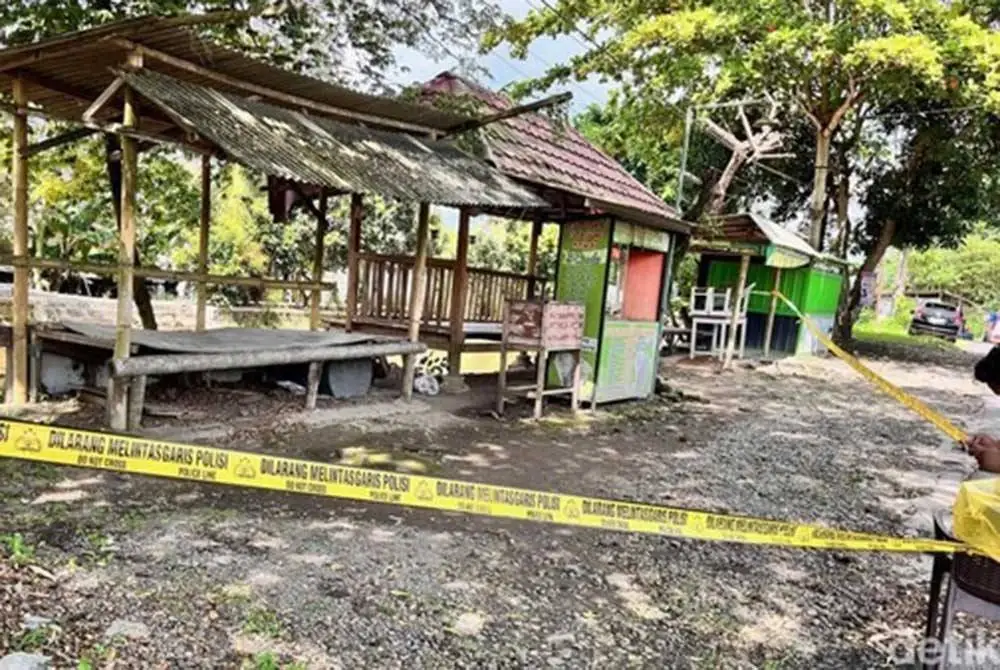 Lokasi kejadian seorang pemuda ditikam di hadapan sebuah rumah di Dusun Karangrejo, Desa Cluring, Banyuwangi pada Sabtu malam.