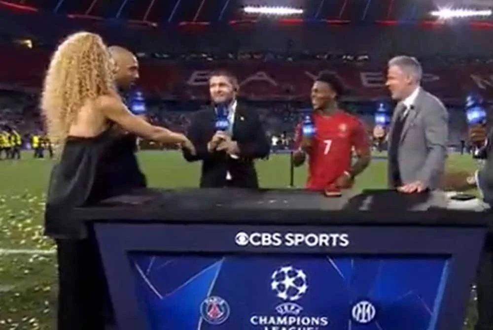 Tindakan Khabib menolak bersalaman dengan pengacara wanita semasa siaran langsung final Liga Juara-Juara cetus pujian.