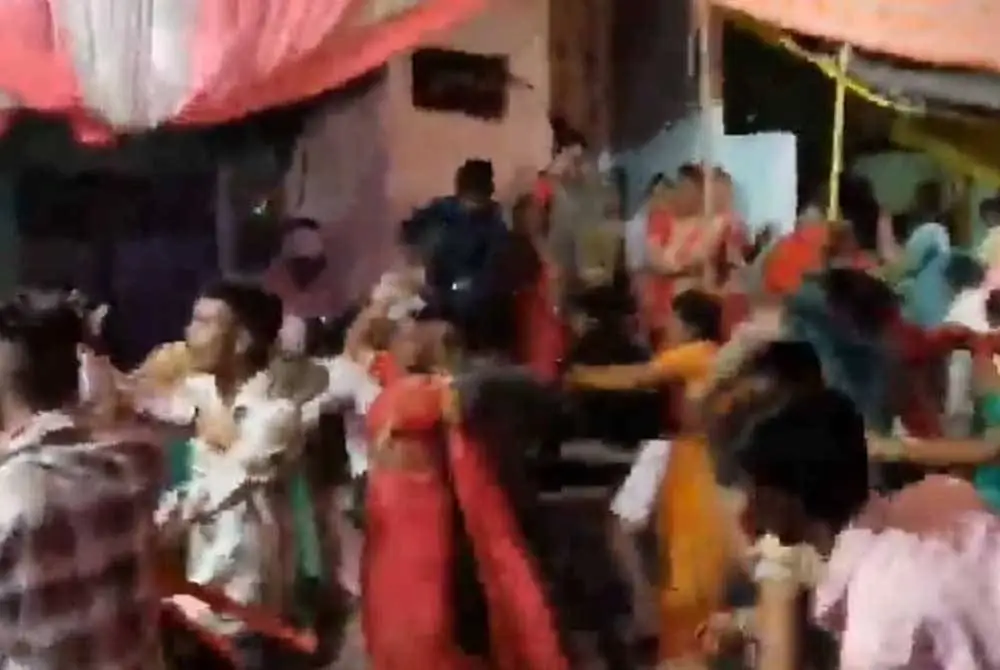 Tangkap layar video memaparkan kekecohan berlaku di sebuah majlis.perkahwinan di Jhansi, Uttar Pradesh pada 28 Mei lepas.