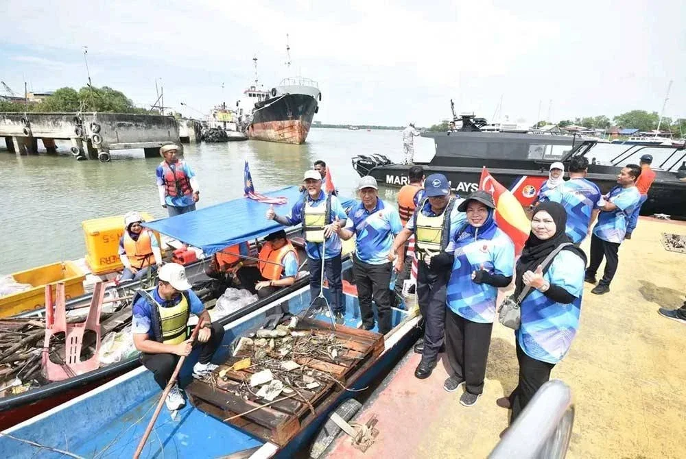 Abd Hamid (lima dari kanan) pada program pembersihan sungai di sekitar Royal Selangor Yacht Club, Klang.