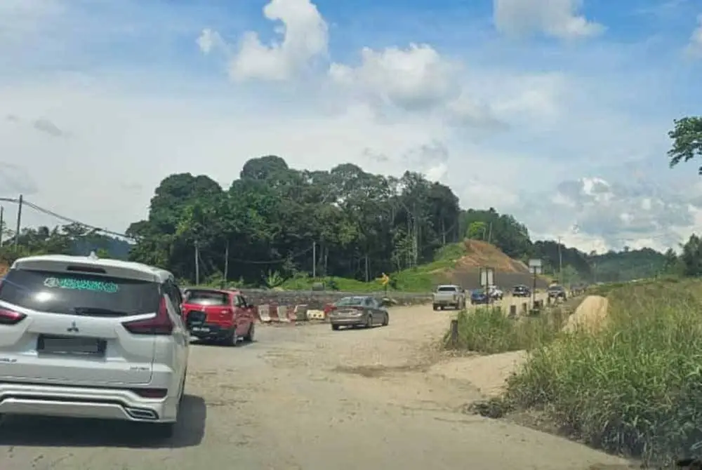 Laluan yang dialihkan turut mengelirukan pengguna jalan raya ditambah pula tiada papan tanda amaran.