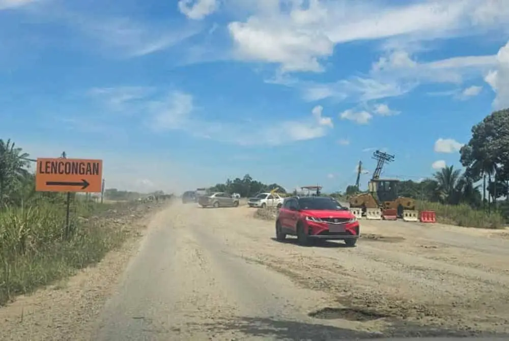 Keadaan jalan tidak berturap menyebabkan pengguna terpaksa memperlahankan pemanduan dan lebih berhati-hati bagi mengelak batu terkena cermin kenderaan.