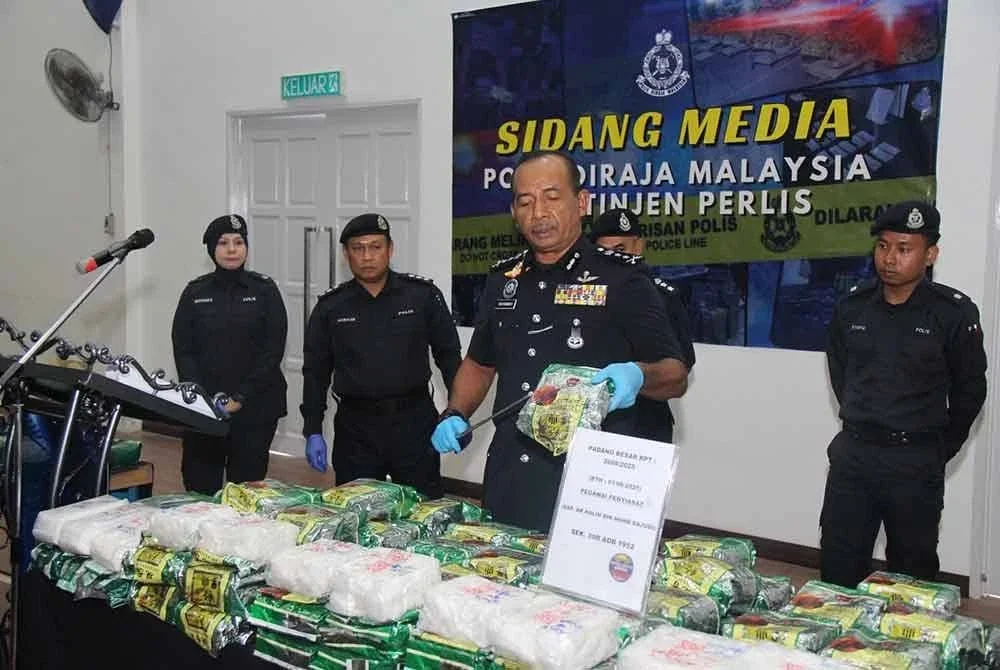 Muhammad menunjukkan bungkusan dadah jenis syabu seberat 365 kilogram yang dirampas ketika sidang akhbar pada Isnin.