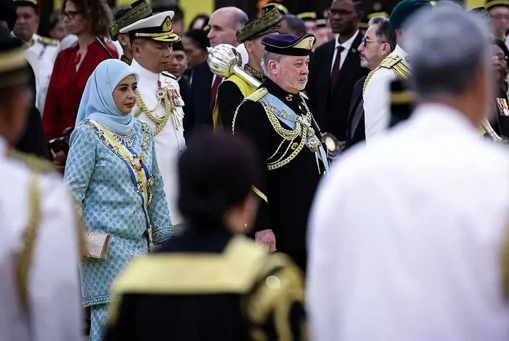 Yang di-Pertuan Agong Sultan Ibrahim bersama Raja Permaisuri Agong Raja Zarith Sofiah berangkat tiba pada Istiadat Menghadap dan Istiadat Pengurniaan Darjah Kebesaran, Bintang dan Pingat Persekutuan 2025 bersempena Ulang Tahun Hari Keputeraan Rasmi Yang di-Pertuan Agong Sultan Ibrahim di Istana Negara hari ini. Foto Bernama