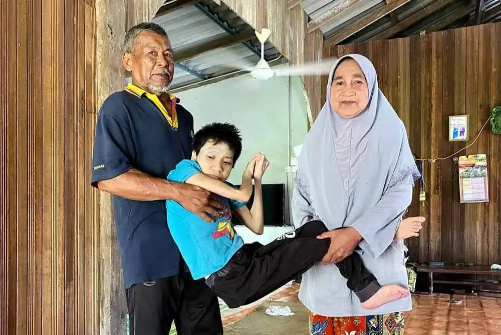 Usianya sudah mencecah 35 tahun, namun Siti Nur Sarnizi Mat Jusoh masih perlu diuruskan oleh ayah dan ibunya yang berusia 67 tahun untuk ke mana-mana selepas mengalami kecacatan kekal sejak berumur enam bulan.
