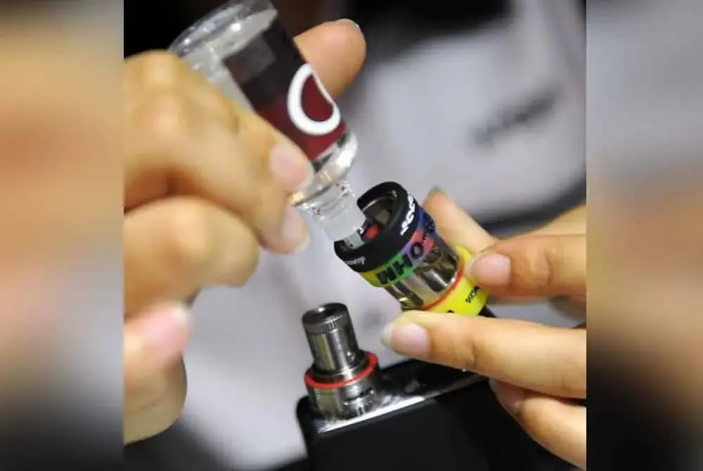 KKM menjelaskan di bawah Seksyen 2, Akta 852, cecair rokok elektronik ditafsirkan sebagai bahan merokok. Gambar hiasan