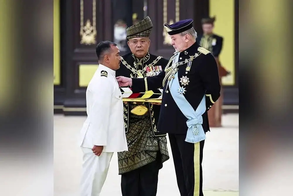 Sultan Ibrahim mengurniakan Darjah Bintang JPP kepada Mohd Firdaus. Foto Bernama