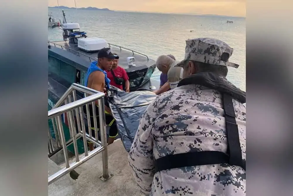 Mayat kedua-dua mangsa dibawa ke Jeti Pulau Tinggi dan diserahkan kepada Pasukan Polis Marin (PPM) untuk dibawa ke Jeti Shahbandar Mersing. Foto Maritim Malaysia