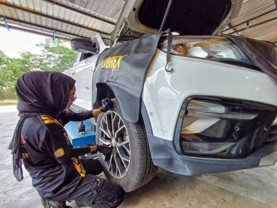 Sofea Nabila sentiasa memastikan kenderaan dihantar oleh pelanggan di Pia Auto and Tyre diperiksa dengan teliti. 