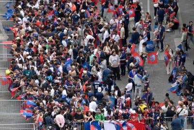 Penyokong PSG berkumpul ketika menunggu bas pasukan berarak di laluan Champs-Elysees di Paris pada 1 Jun 2025. Foto AFP