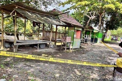 Lokasi kejadian seorang pemuda ditikam di hadapan sebuah rumah di Dusun Karangrejo, Desa Cluring, Banyuwangi pada Sabtu malam.