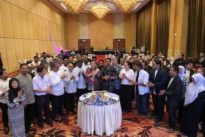 Kon Yeow (tengah) memotong kek sempena meraikan ulang tahun ke-10 Kelab Media Mutiara Pulau Pinang dan Hari Wartawan Nasional 2025 pada Ahad