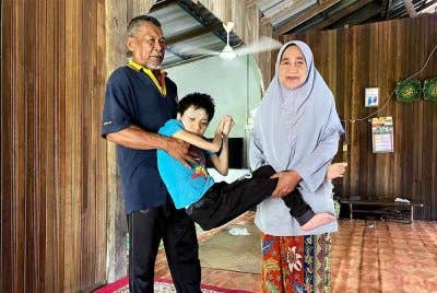 Mat Jusoh berharap jika ada pihak yang sudi membantu Siti Nur Sarnizi dengan membuat atau menyumbangkan sebuah kereta sorong khas bagi memudahkan untuk mereka membawa gadis tersebut ke sana sini.