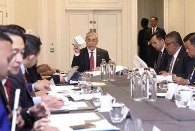 Ahmad Zahid mempengerusikan pra-mesyuarat bersama delegasi Malaysia sempena lawatan kerja empat hari beliau ke UK. Foto Bernama