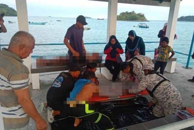 Dua beradik lemas ketika melakukan aktiviti riadah berkelah di pantai Pulau Mentigi, Mersing. Foto Maritim Malaysia