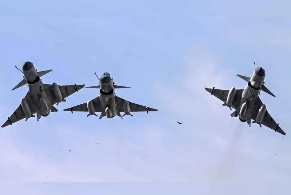 Konflik bersenjata India-Pakistan bermula pada 7 Mei lalu menggunkan aset-aset udara berupa jet tempur dan peluru berpandu. - Foto fail AFP