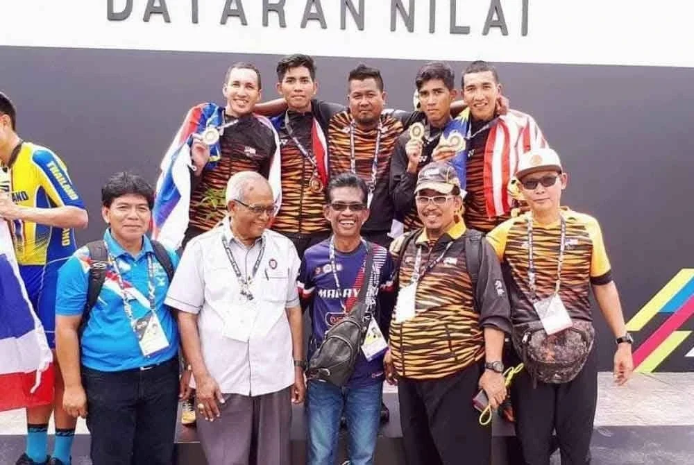 Omar (dua dari kanan) bergambar bersama pasukan berbasikal.