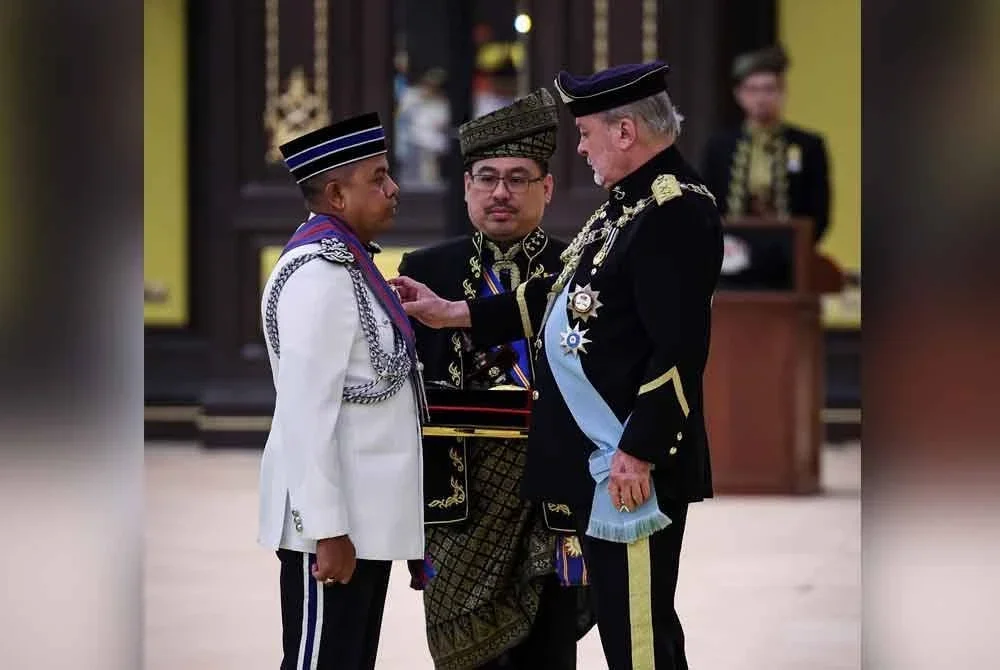 Yang di-Pertuan Agong Sultan Ibrahim berkenan mengurniakan Darjah Panglima Setia Mahkota (PSM) yang turut membawa gelaran Tan Sri kepada Timbalan Ketua Polis Negara Tan Sri Ayob Khan Mydin Pitchay pada Istiadat Menghadap dan Pengurniaan Darjah Kebesaran, Bintang dan Pingat Persekutuan 2025 bersempena Ulang Tahun Hari Keputeraan Rasmi Yang di-Pertuan Agong Sultan Ibrahim di Istana Negara pada Isnin. Foto Bernama