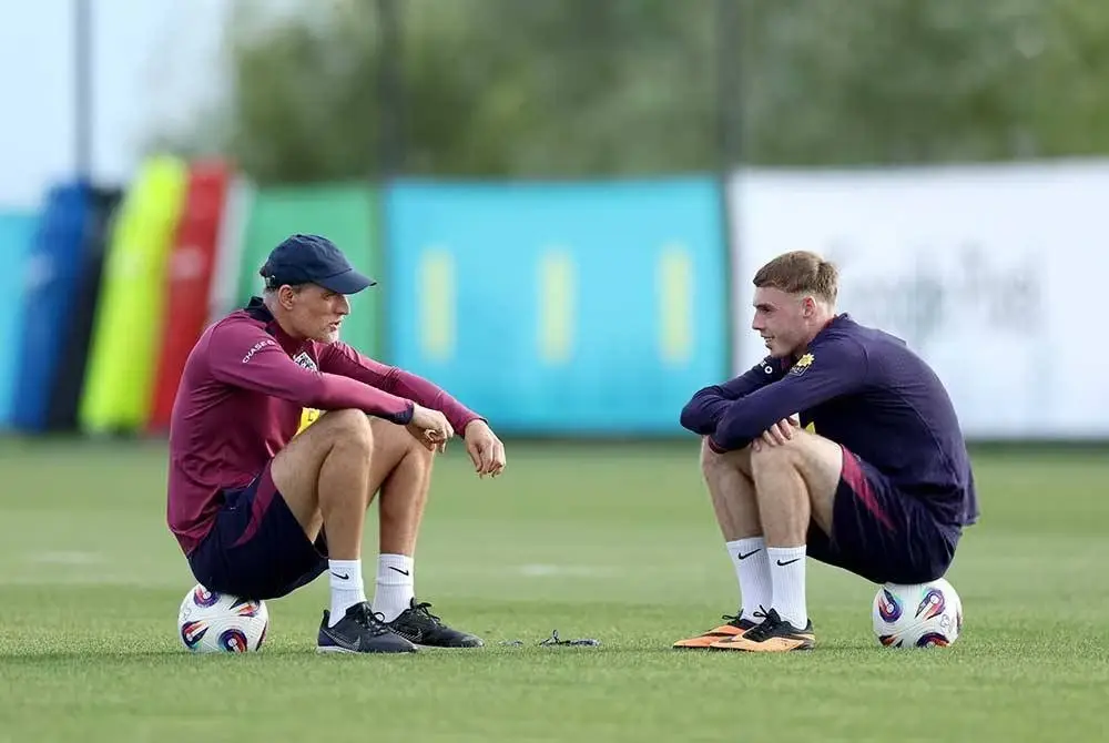 Tuchel bertanya khabar dengan Cole Palmer. Foto: Agensi