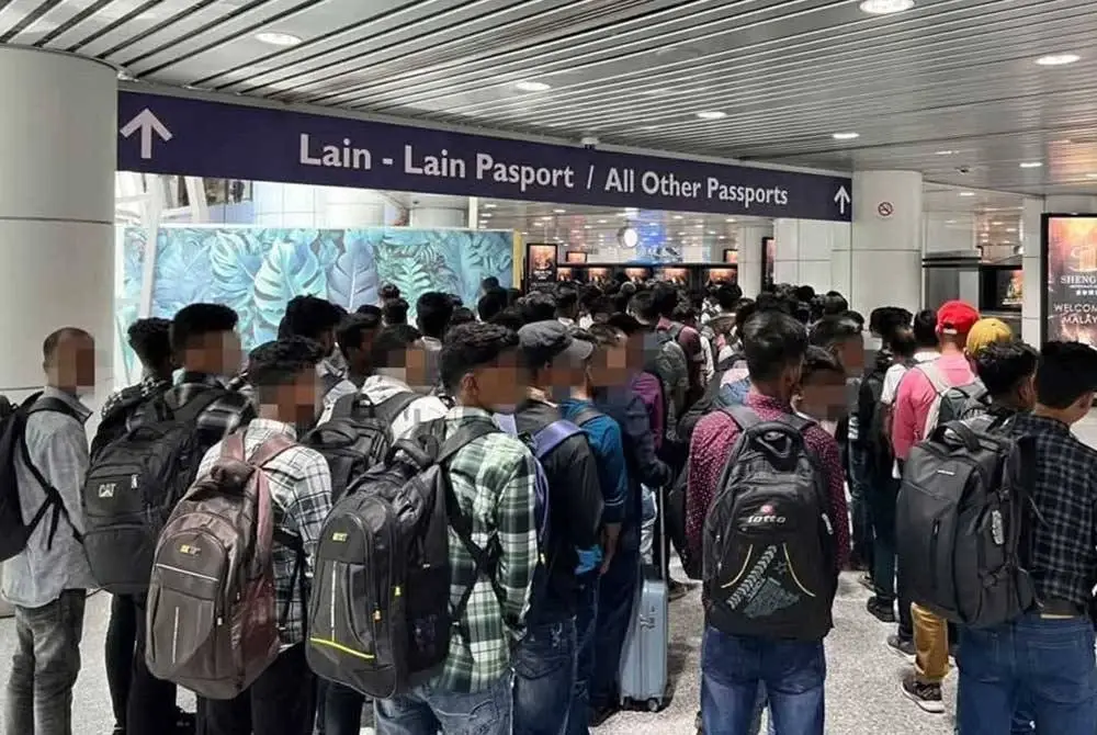 Antara warga asing yang dikesan tidak memenuhi syarat kemasukan ke Malaysia diarah pulang serta-merta di KLIA, pada Isnin.