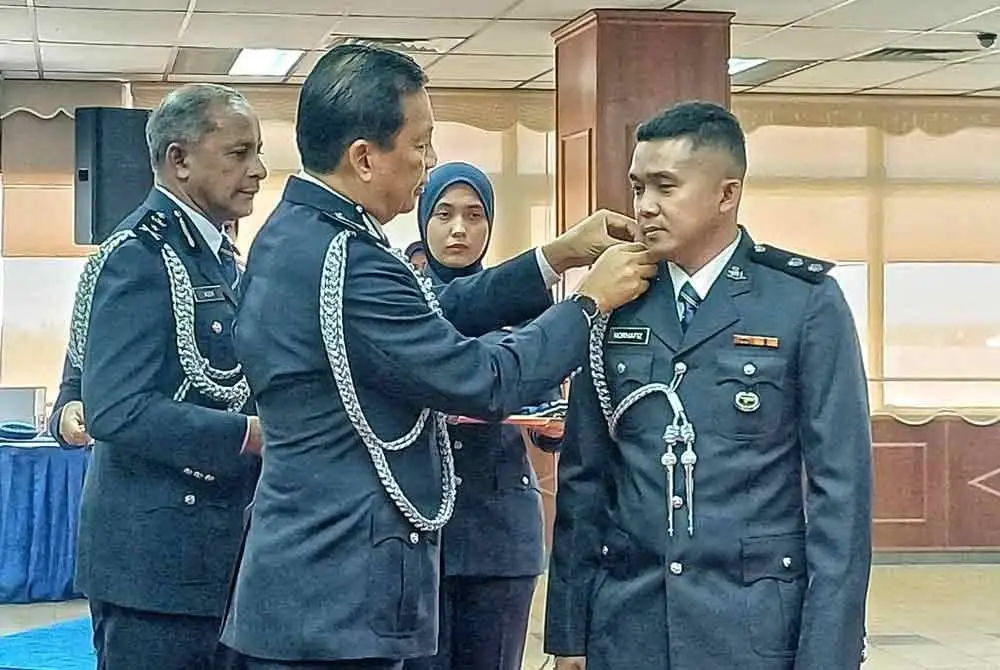 Yahaya menyempurnakan pemakaian pangkat pegawai polis pada Majlis Pemakaian Pangkat dan Serah Terima Tugas Ketua Jabatan Logistik dan Teknologi Pahang di IPK Pahang, Kuantan pada Selasa.