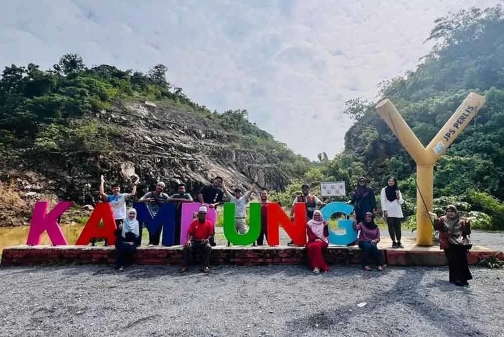 Di sebalik bukit batu kapur berusia setengah bilion tahun, terletak sebuah kampung dikenali Kampung Wai