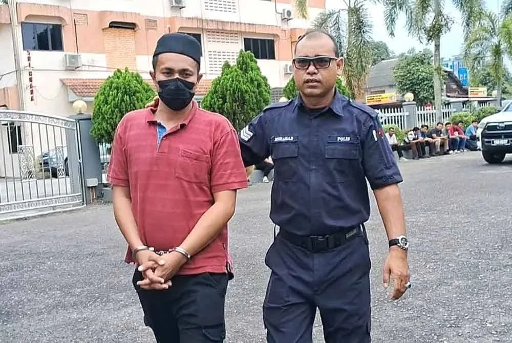 Tertuduh (kiri) dihadapkan ke Mahkamah Majistret di sini, pada Selasa atas pertuduhan dibawah Seksyen 323 Kanun Keseksaan.