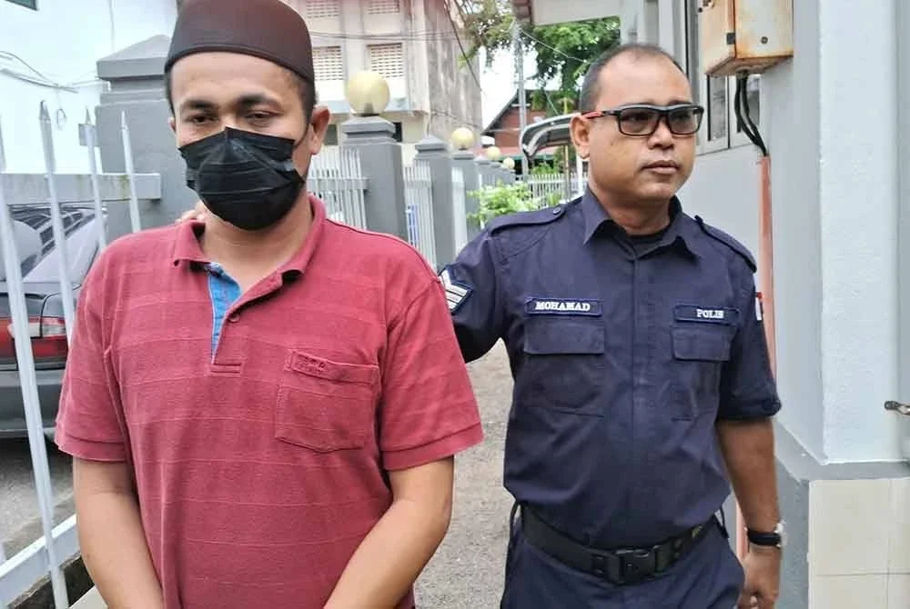 Tertuduh (kiri) dihadapkan ke Mahkamah Majistret di sini, pada Selasa atas pertuduhan dibawah Seksyen 323 Kanun Keseksaan.